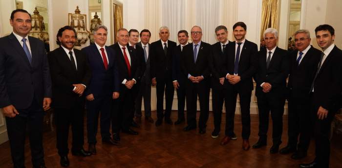 Valdés junto a gobernadores participaron del aniversario de Clarín