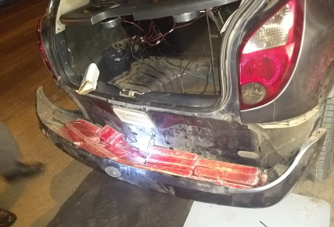 Droga oculta en el baúl, paragolpe y guardabarros de un automóvil