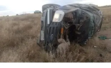 Robó una camioneta, volcó y trató de escapar esposado desde el hospital