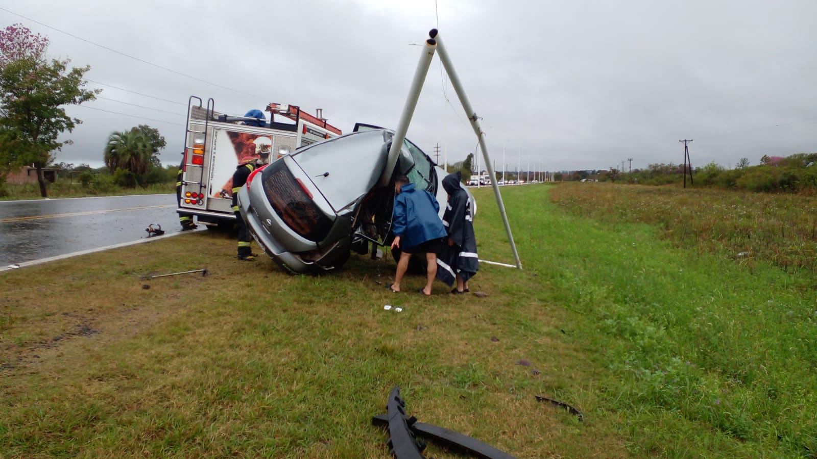 Auto despistó y se incrustó contra un poste sobre ruta 12