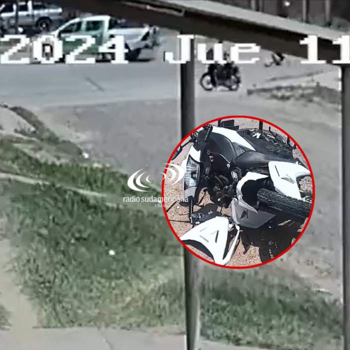 Patrullero dobló en "U" y una moto chocó de atrás a la camioneta