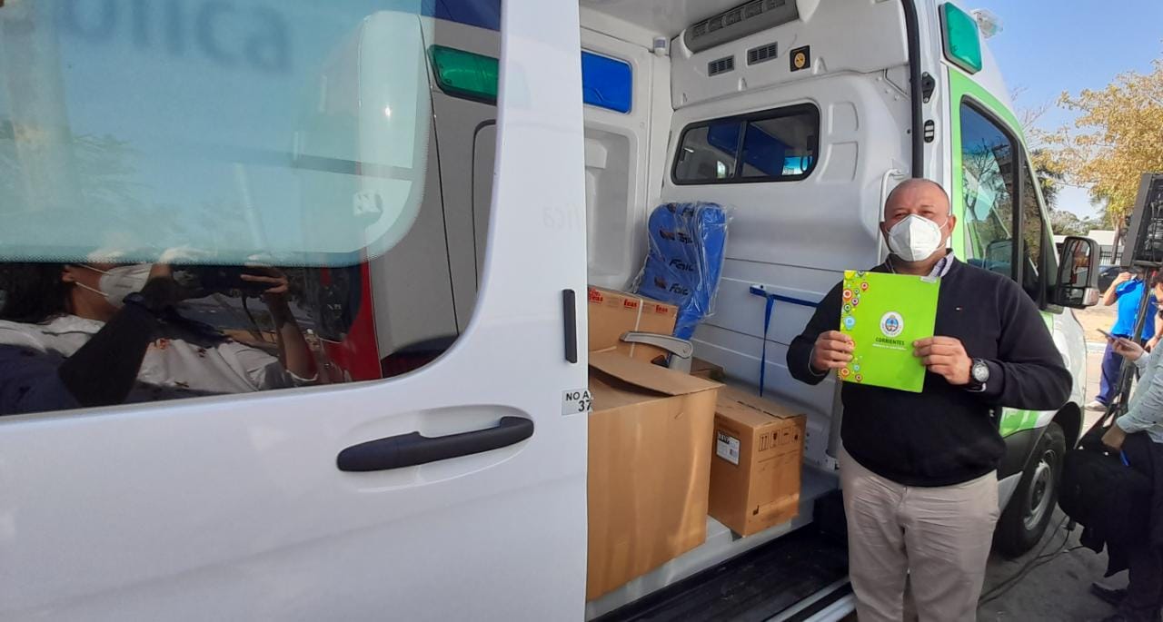 Valdés entregó una nueva ambulancia para Esquina