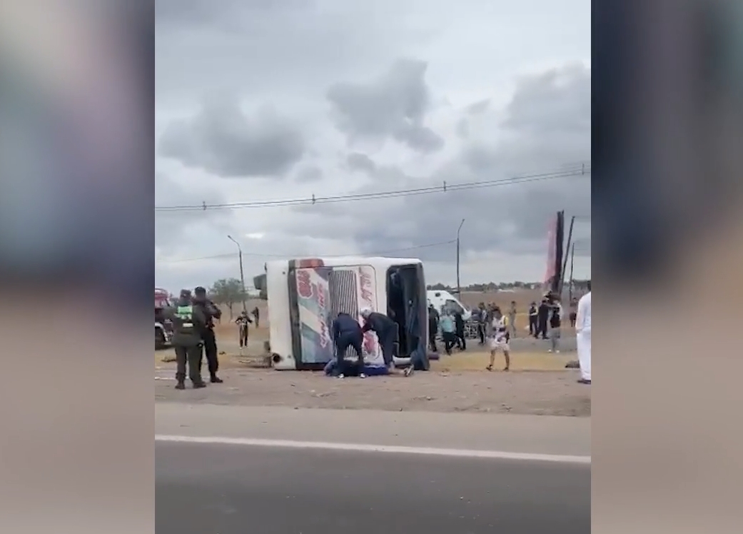 Volcó un micro que trasladaba hinchas de Boca a Mendoza: murió una mujer