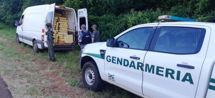 Misiones: Abandonan camioneta con tres toneladas de marihuana