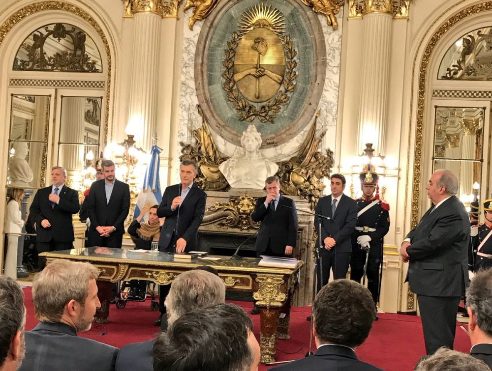 Nuevo gabinete económico: Macri le tomó juramento a Iguacel y Sica