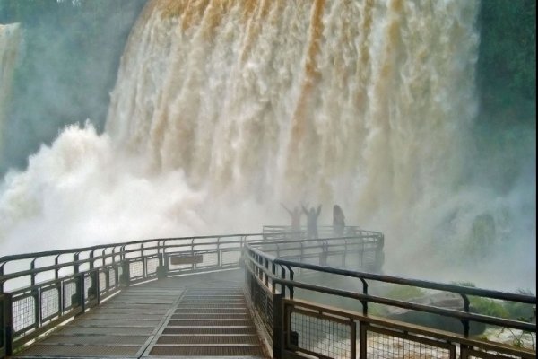 Buscan a un hombre que cayó desde una pasarela de las Cataratas