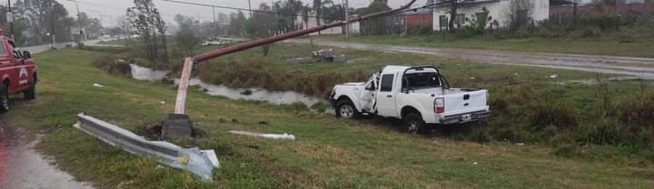 Esquina: una camioneta atropelló una columna