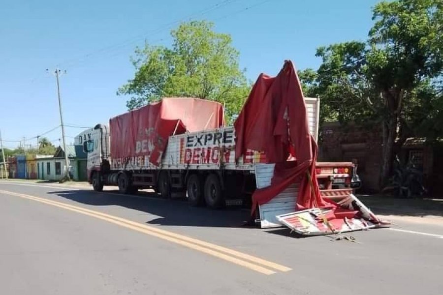 Se desprendió la carga de un camión en el acceso a Esquina