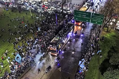 La Selección Argentina llegó al país tras el subcampeonato en el Mundial 2026 y fue recibida por una multitud