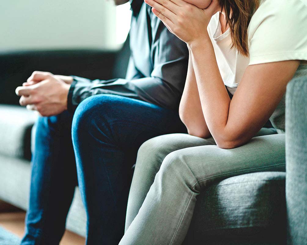 Su novio le pegó y ella le tiró el celular en la cabeza: él murió y la imputaron por homicidio