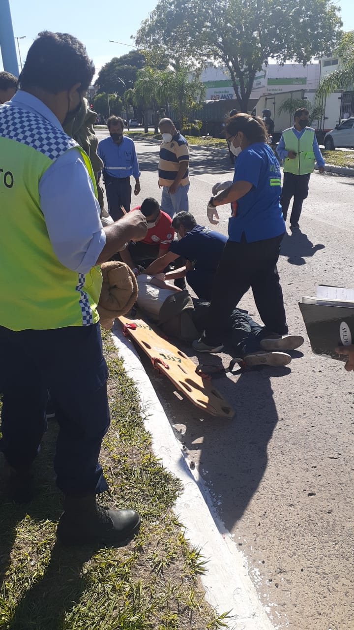 Corrientes: Cayó al asfalto por el paso de un camión y se quebró el cráneo