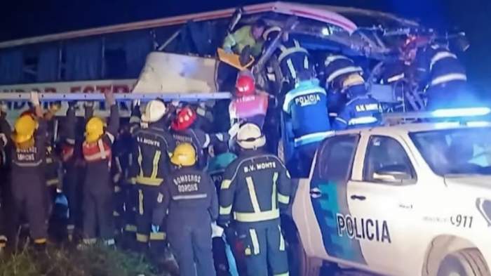 Violento choque entre un micro y un camión dejó cuatro muertos
