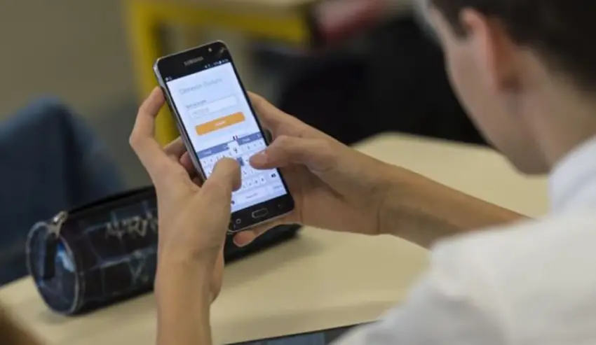 En una escuela de Goya prohibirán el uso del celular en el aula