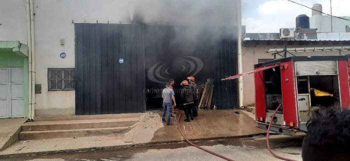 Falla en un auto causó un incendio en un depósito de materiales