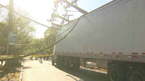 Camión cortó los cables y dejó sin luz a la escuela 527