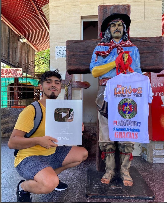 Famoso Youtuber pasó por el Gauchito Gil para cumplir su promesa