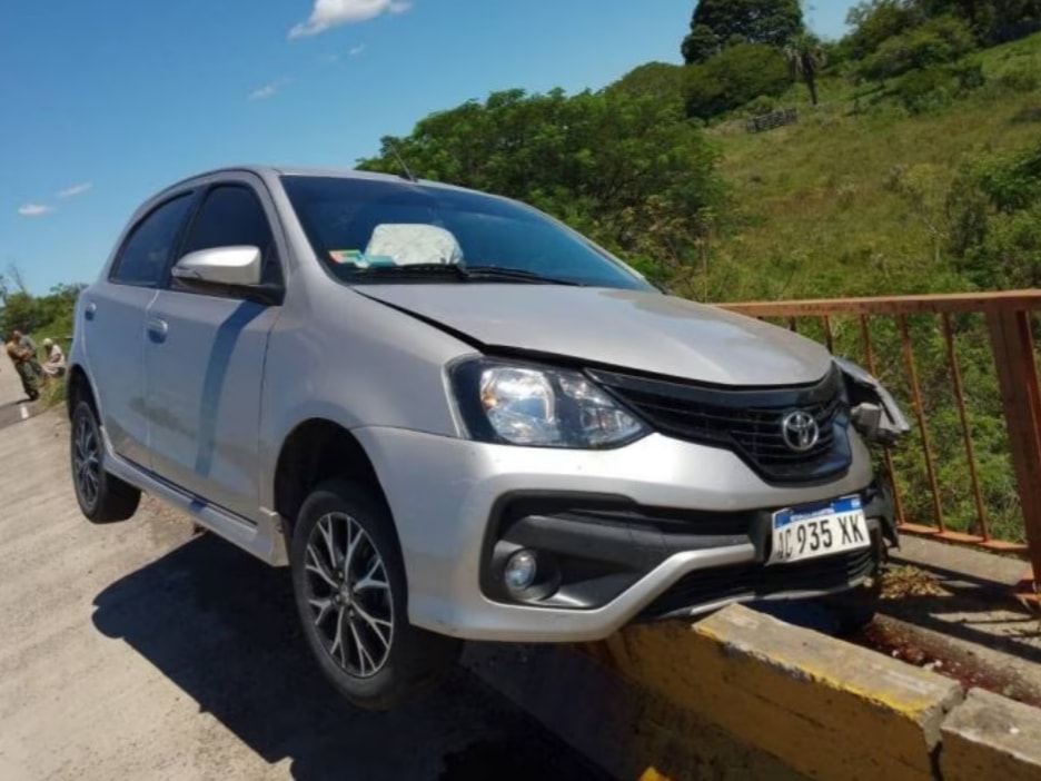 Automóvil quedó "colgado" en un puente cerca de Goya﻿