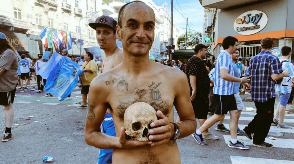 Hincha de Racing llevó el cráneo de su abuelo a los festejos