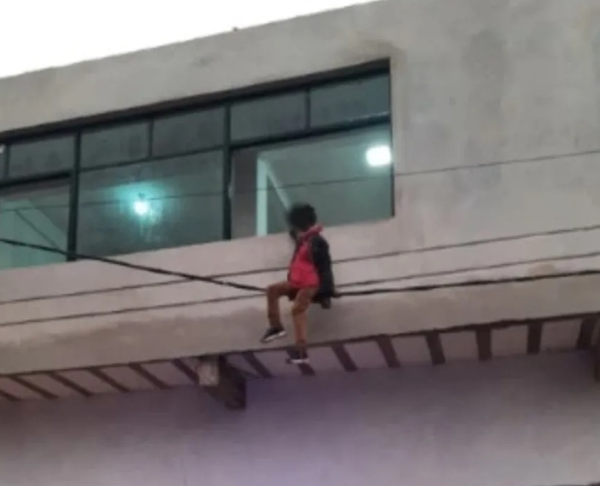 Dramático rescate en Corrientes: una mujer colgaba de cables de alta tensión