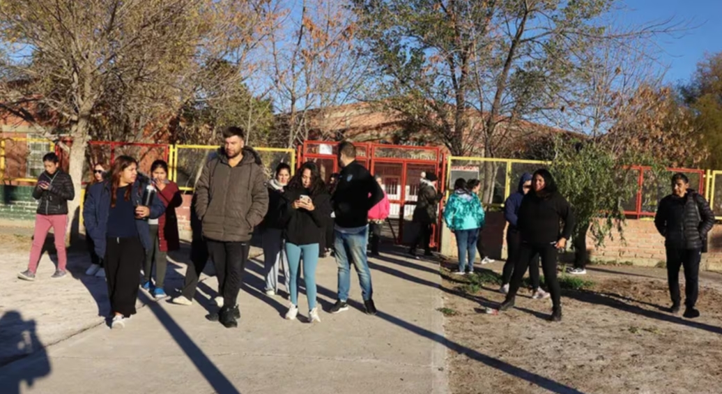Neuquén: un grupo de padres denunció que un alumno de 12 años llevó un arma a la escuela