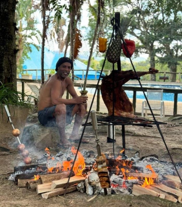 Ronaldinho recibió su cumpleaños haciendo un asado y tomando mate