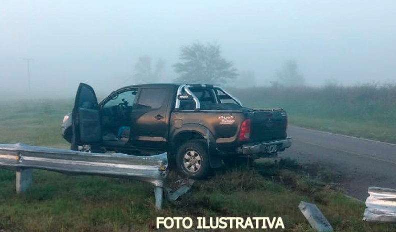 Trataron de esquivar un camón y terminaron en la banquina