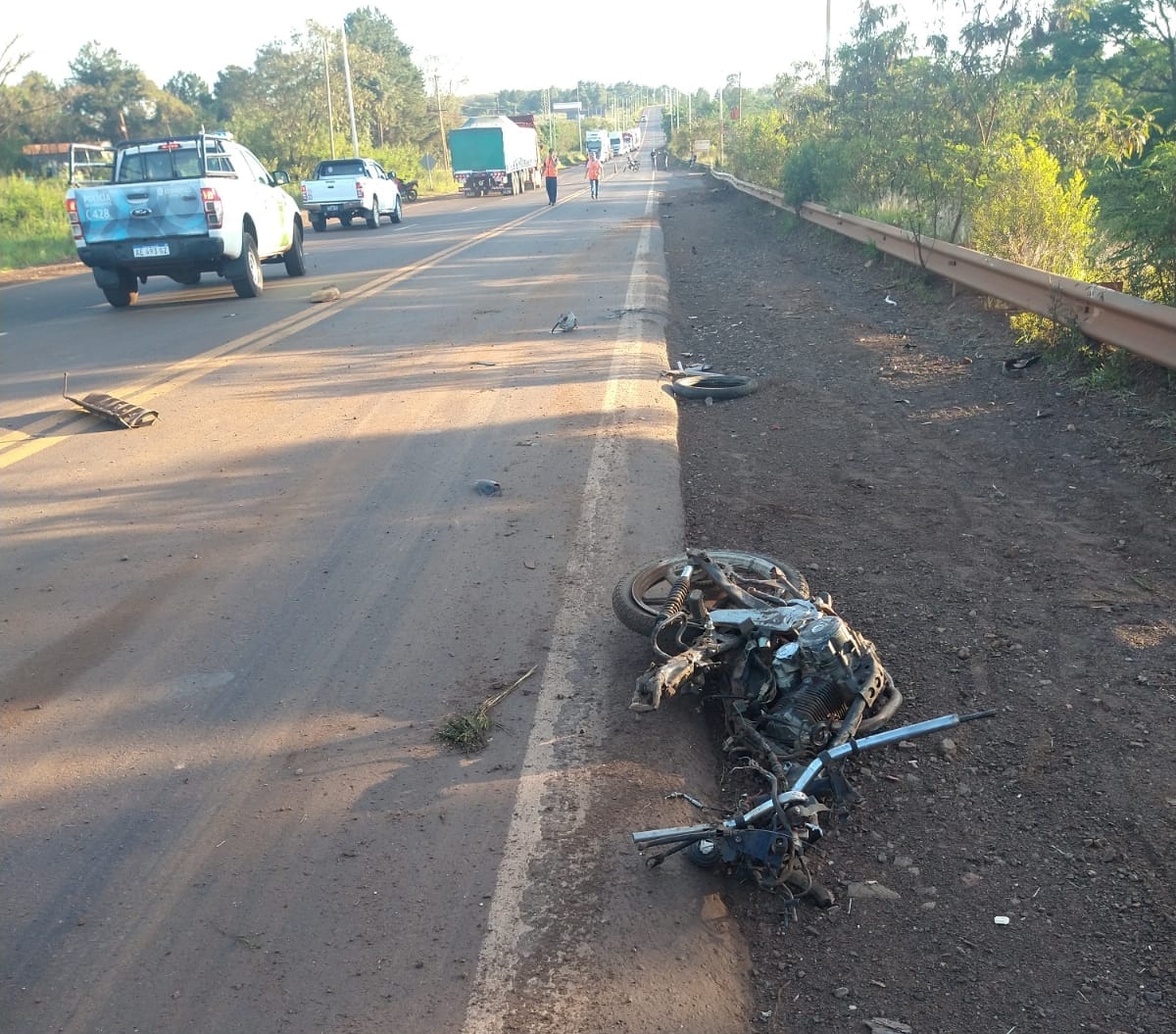 Joven motocilista murió tras ser atropellado por un camión