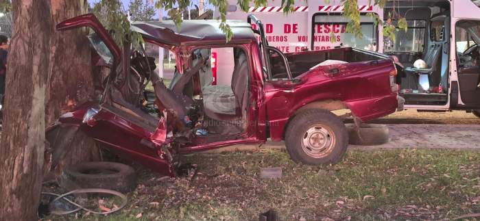 Destrozaron su camioneta contra un árbol y resultaron heridos