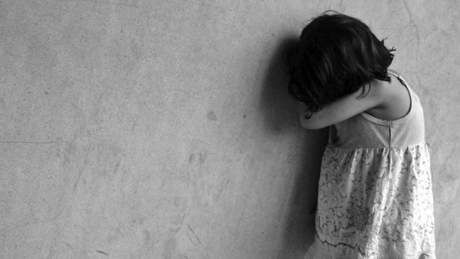 Una maestra le ató las manos a la silla a una nena con autismo