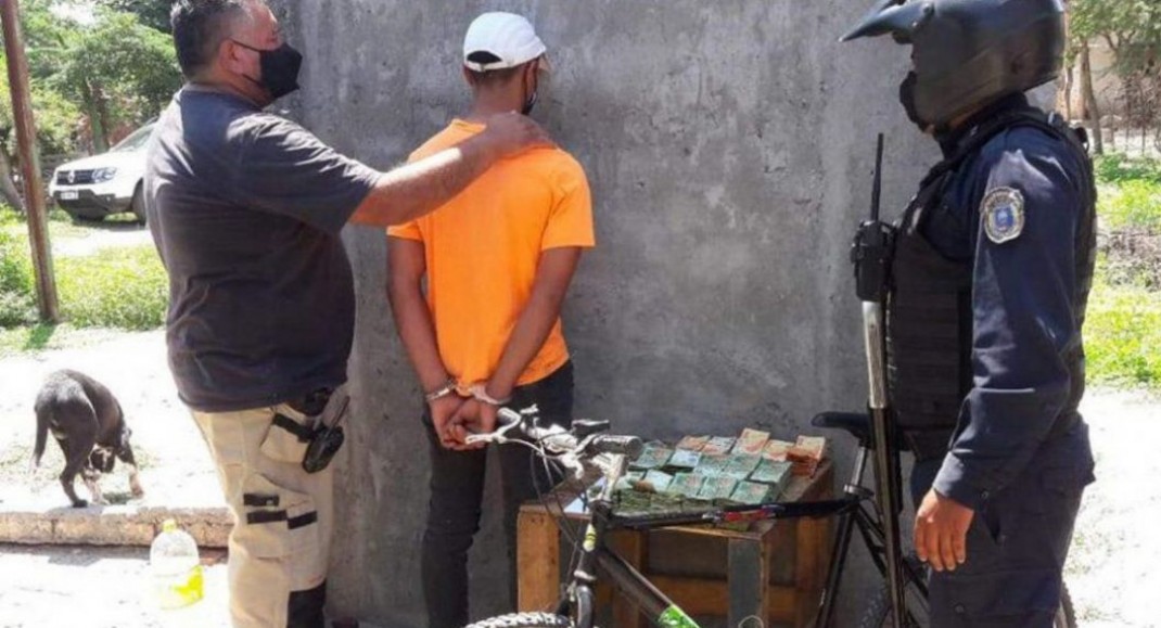 Robó un millón de pesos de la casa de un ex policía, pero perdió el DNI y lo atraparon