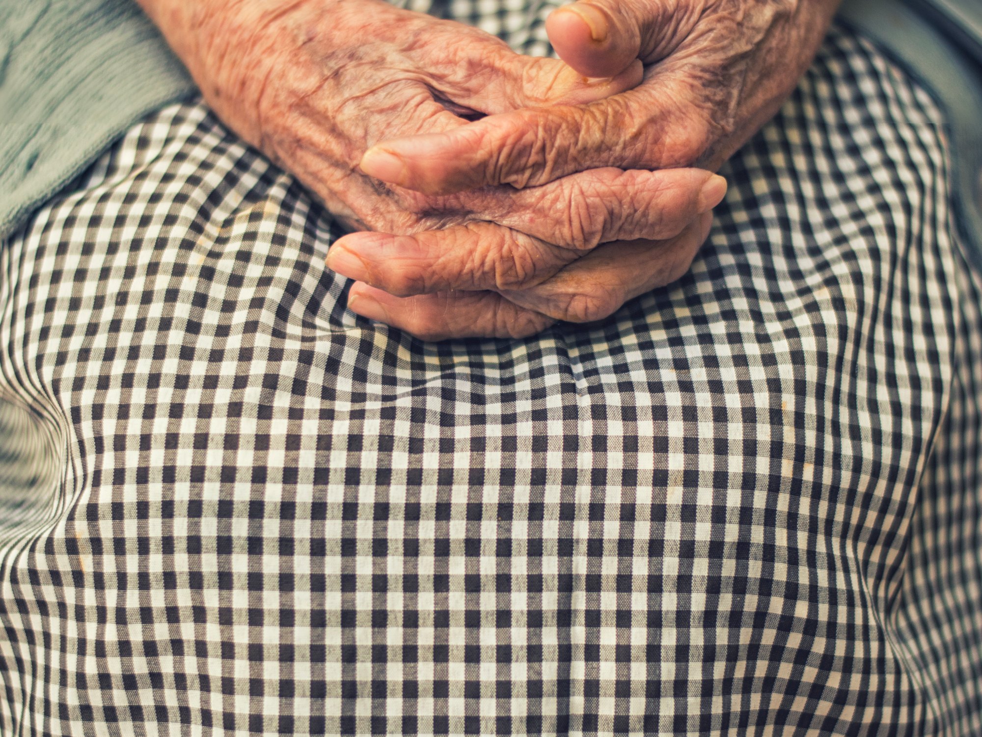 Esquina: delincuentes asaltaron a una abuela de 80 años