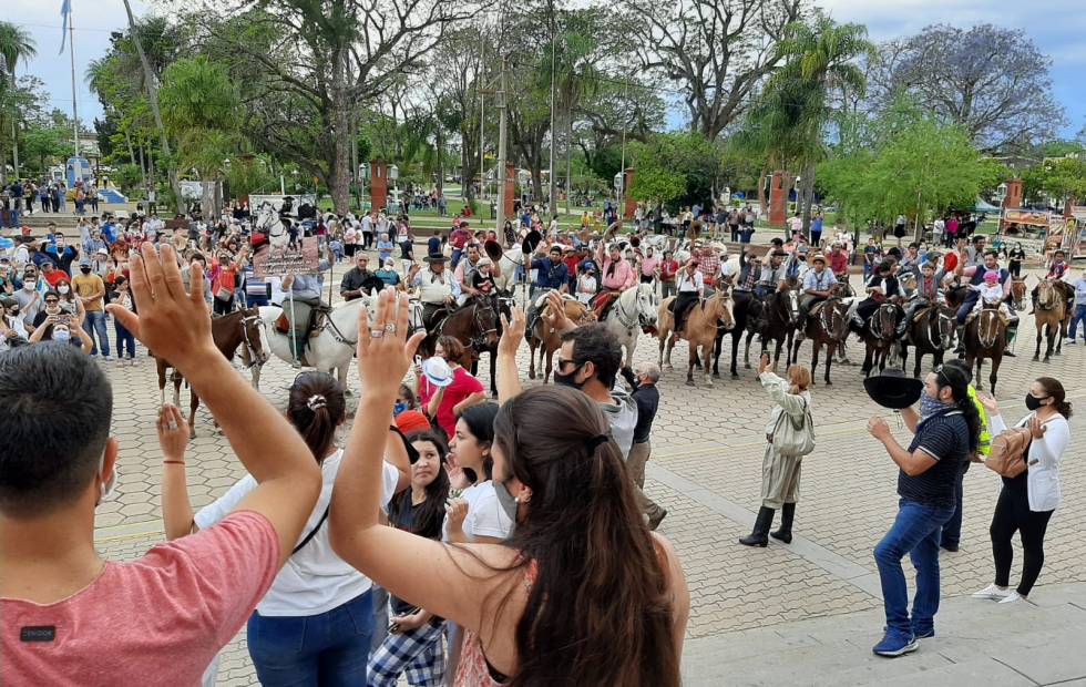 Corrientes: tras la movilización, procesaron a los padres acusados de violar y prostituir a sus hijas