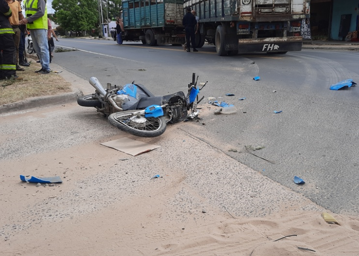 Esquina: motociclista resultó con heridas graves tras chocar con un camión