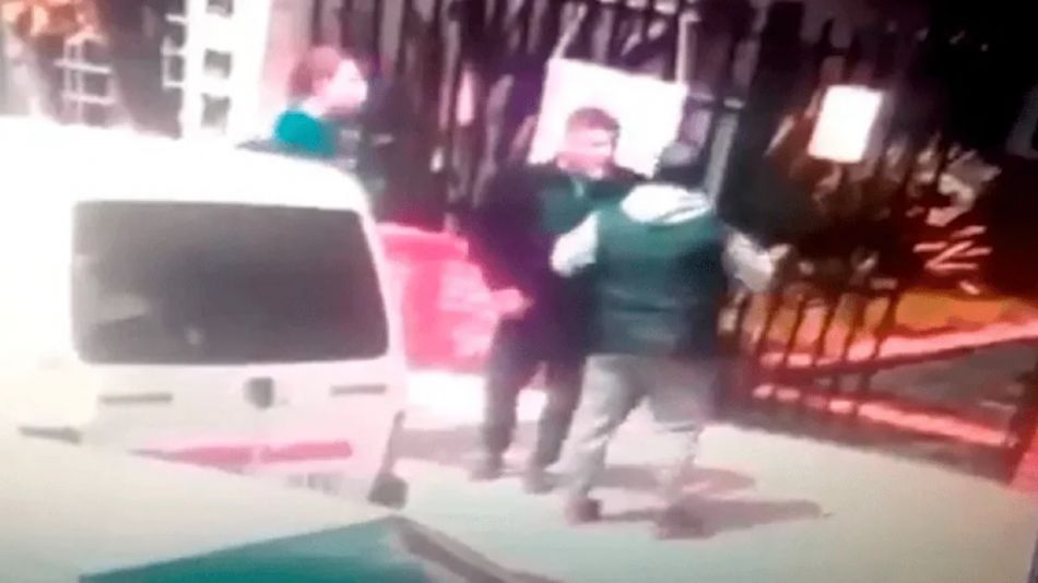Así fue la pelea de padres fuera de una escuela: uno perdió un ojo