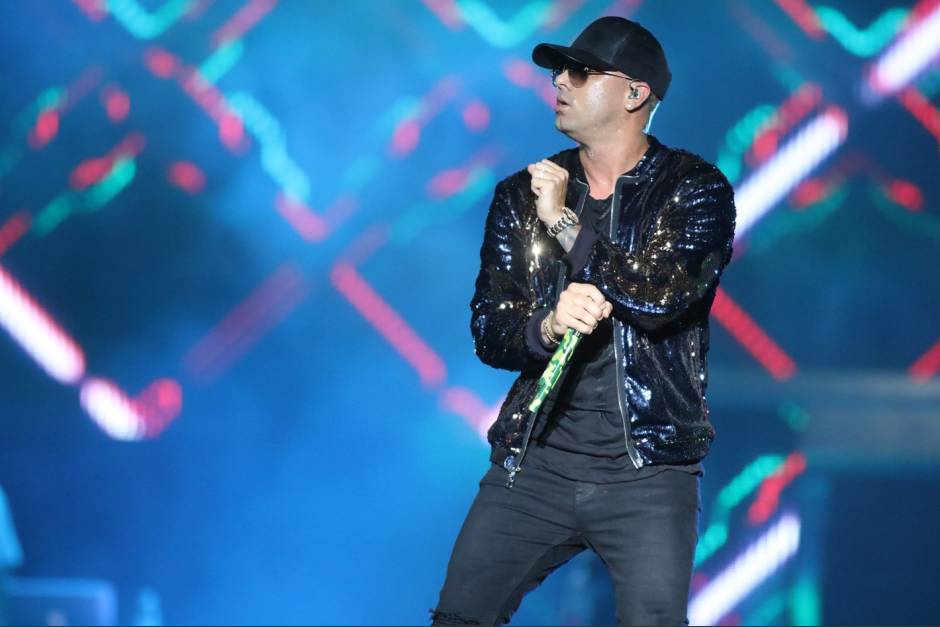 Wisin se cayó del escenario durante un show en Texas