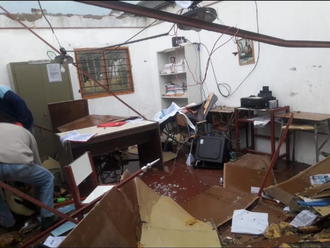 Temporal causó voladura de techos y graves daños a una escuela
