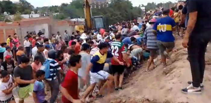 Un camión volcó su carga y los vecinos saquearon la mercadería