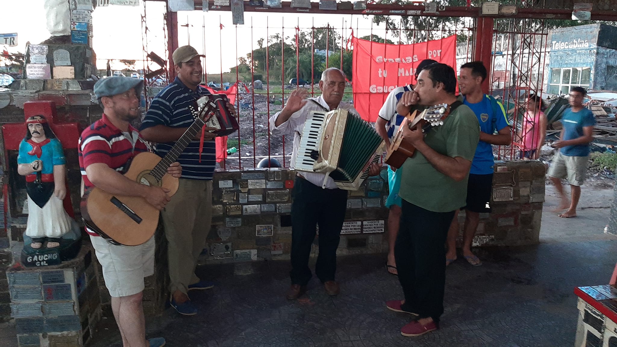 Gauchito: las imágenes de los primeros peregrinos que pasan por el renovado santuario