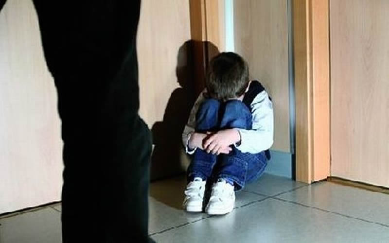 Un hombre invitó a dos nenes a su casa para jugar a las cartas y los violó