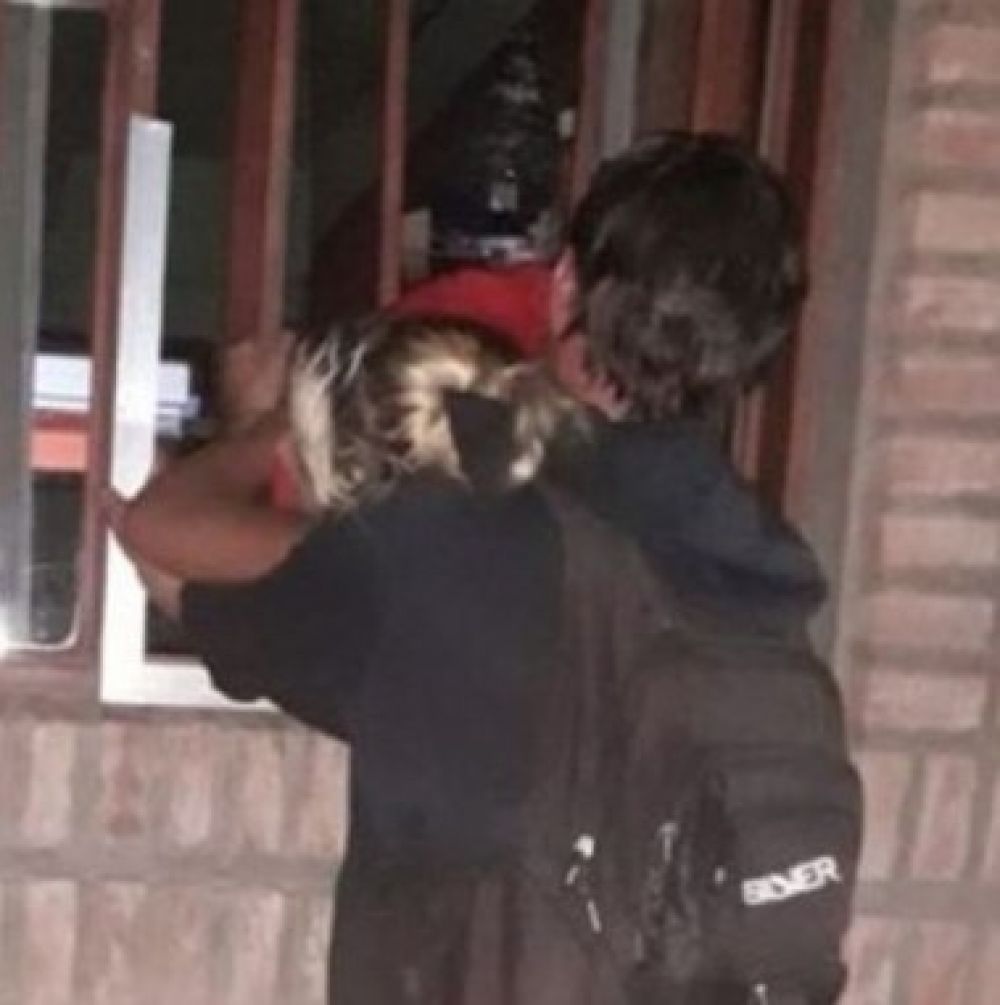 Embarazada entró a robar pero su panza quedó atascada en las rejas