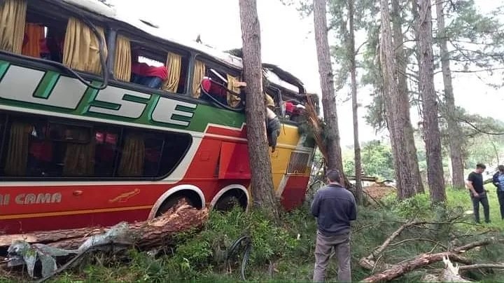 Misiones:  un muerto y varios heridos tras despistar un micro
