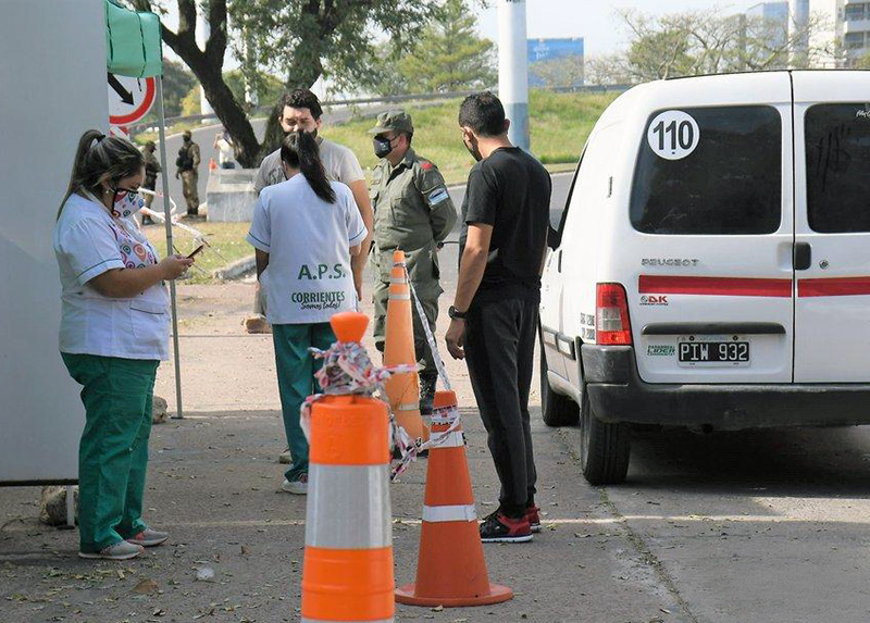 Corrientes: Insultaron y arrojaron una botella al puesto de testeos del puente