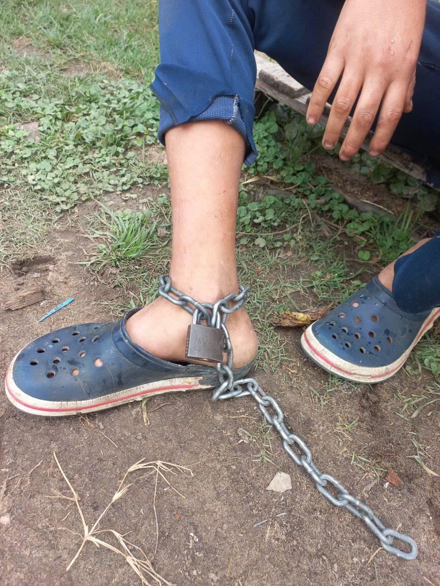 Adolescente con discapacidad apareció encadenado y pidió comida a una vecina