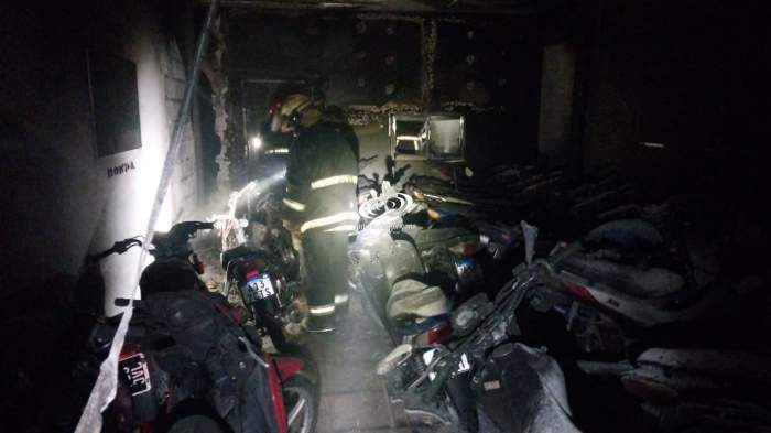 Un hombre resultó con el 80% del cuerpo quemado tras el incendio de un local de motos