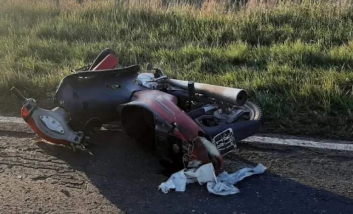 Esquina: motociclista murió tras ser atropellado por un camión