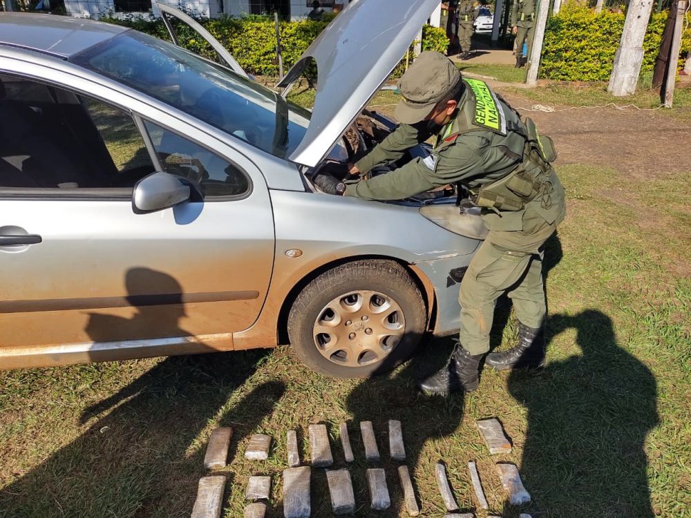 Gendarmes hallaron 71 kilos de marihuana ocultos en un auto