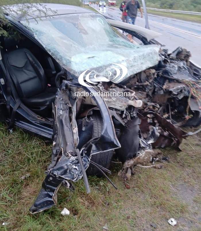 Tremendo accidente: automovilista chocó de frente contra un camión