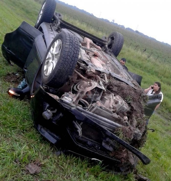 Reventó un neumático, despistó y volcó: se salvó de milagro