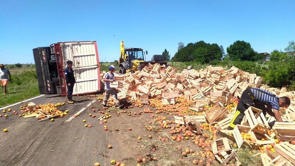 Volcó el acoplado de un camión que transportaba tomates