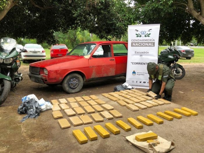 Corrientes: Huyeron de un control y dejaron abandonado un auto con drogas